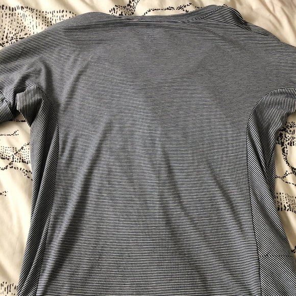 Blue & White yoga t-shirt with hip zipper pocket - Picture 2 of 4